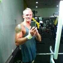 Szukam wesołej dziewczyny.