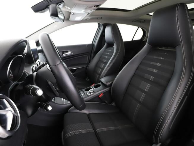 Mercedes GLA 180 automat full LED półskóra navi klima auto grzane fotele