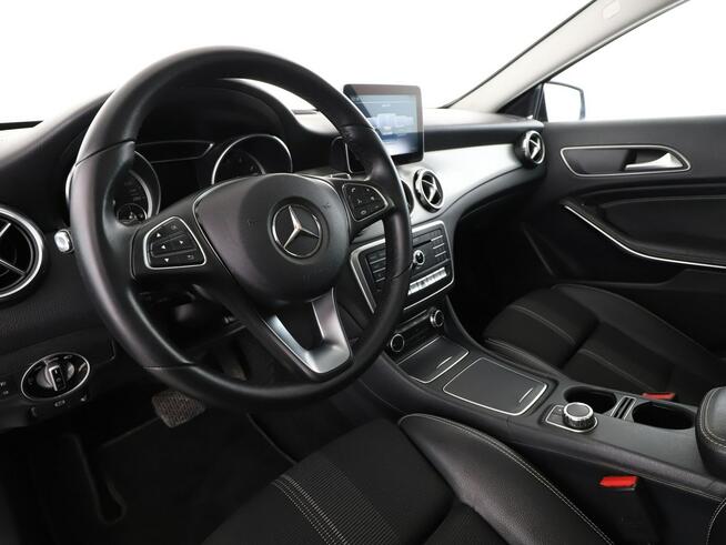 Mercedes GLA 180 automat full LED półskóra navi klima auto grzane fotele
