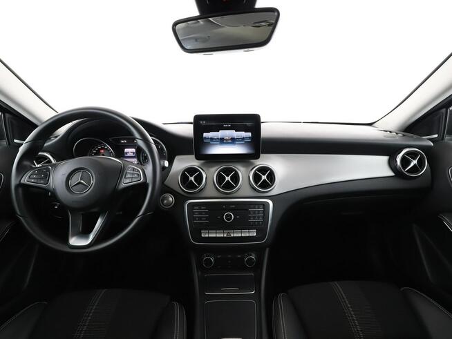 Mercedes GLA 180 automat full LED półskóra navi klima auto grzane fotele