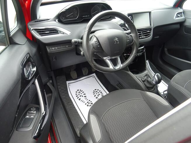 Peugeot 208 Samochód z polskiego salonu z bardzo niskim przebiegiem.
