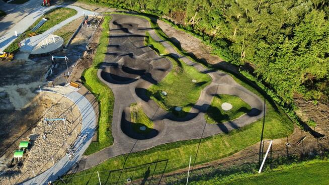 Praca przy budowie torów rowerowych pumptrack