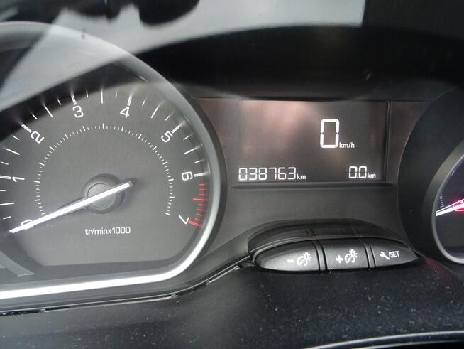 Peugeot 208 1.2 82KM Style, krajowy, niski udokumentowany przebieg.