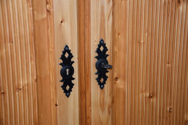 szafa z drewna sosnowego - jak nowa