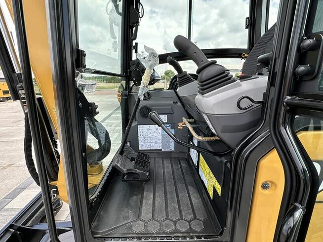 FABRYCZNIE NOWA MINIKOPARKA CATERPILLAR 302.7 CR