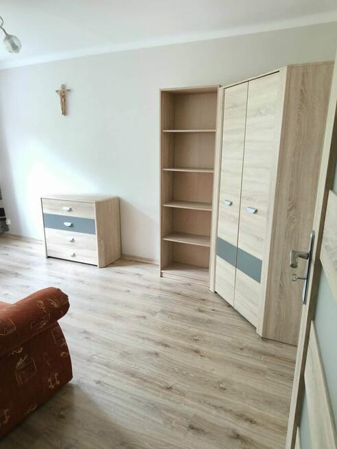 pokój jednoosobowy w mieszkaniu dwupokojowym