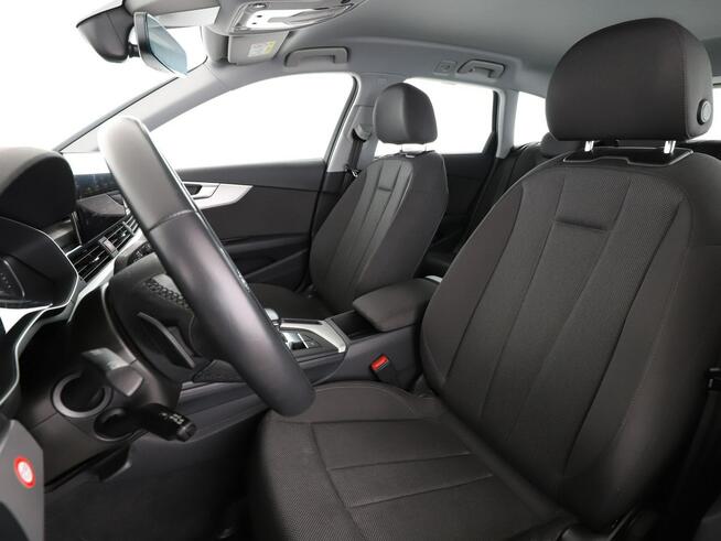 Audi A4 S-tronic niski przebieg mHEV 163KM navi grzane fotele PDC serwisy