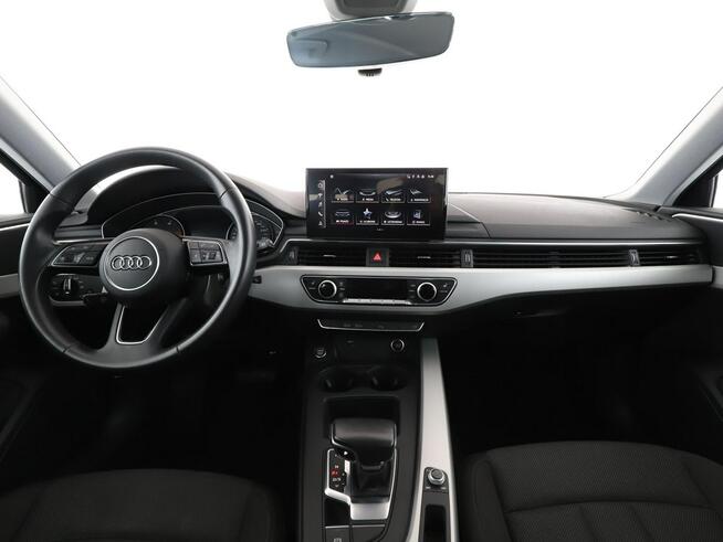 Audi A4 S-tronic niski przebieg mHEV 163KM navi grzane fotele PDC serwisy