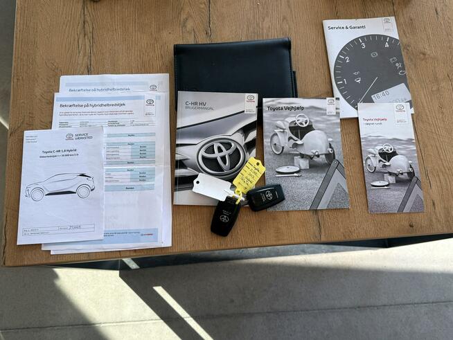 Toyota C-HR 1.8Hybrid 122KM Executive/Navi/Pod.Fotele/Kamera/Tempomat/Alu/Serwis