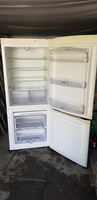Lodowka Whirlpool 147cm. Transport