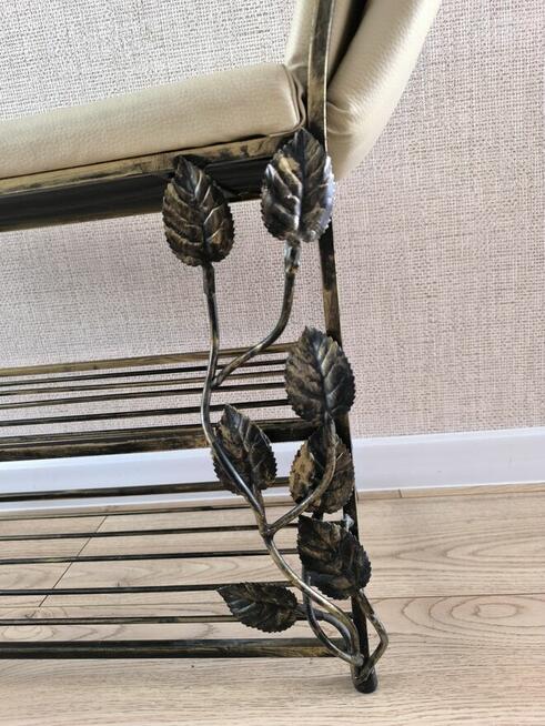 Ławeczka metalowa z pókami na buty i ozdobnikiem.