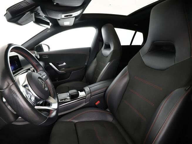 Mercedes CLA 200 automat full LED skóra/alcantara panorama navi duże ekrany kamery