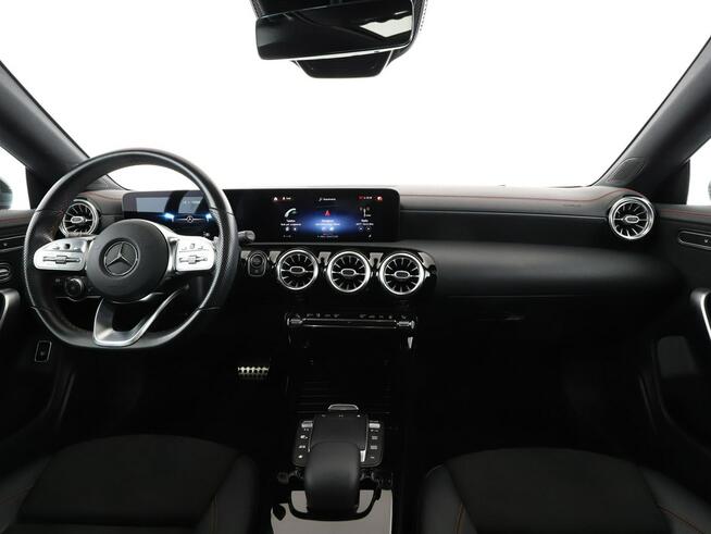Mercedes CLA 200 automat full LED skóra/alcantara panorama navi duże ekrany kamery