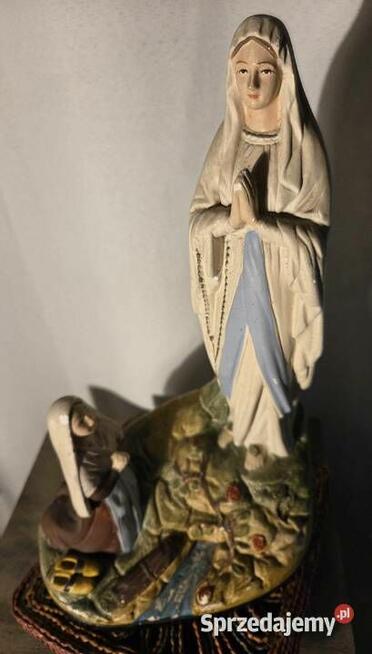 Stara figurka z gipsu Matka Boska z Bernadettą z Lourdes