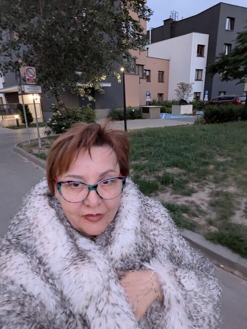Bo przed nią bieży baranek a nad nią lata motylek