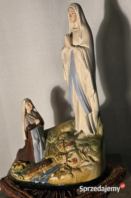 Stara figurka z gipsu Matka Boska z Bernadettą z Lourdes