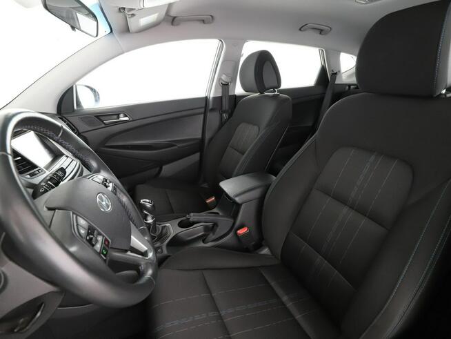 Hyundai Tucson navi klima auto grzane fotele kamera i czujniki parkowania hak