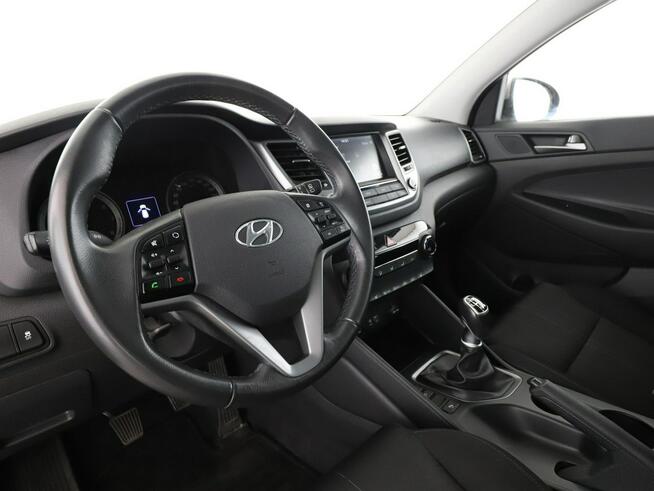 Hyundai Tucson navi klima auto grzane fotele kamera i czujniki parkowania hak