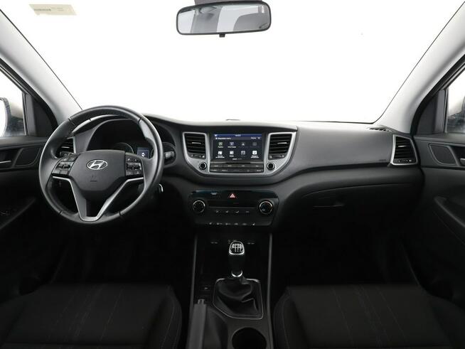 Hyundai Tucson navi klima auto grzane fotele kamera i czujniki parkowania hak