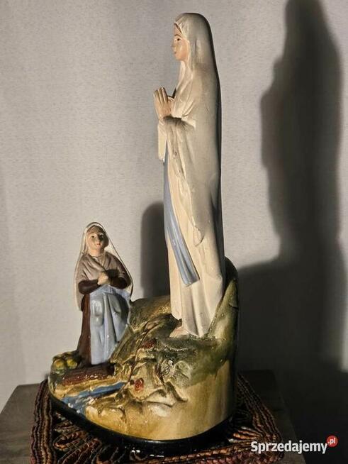Stara figurka z gipsu Matka Boska z Bernadettą z Lourdes