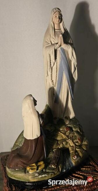 Stara figurka z gipsu Matka Boska z Bernadettą z Lourdes