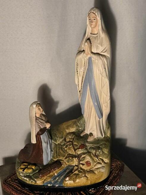 Stara figurka z gipsu Matka Boska z Bernadettą z Lourdes