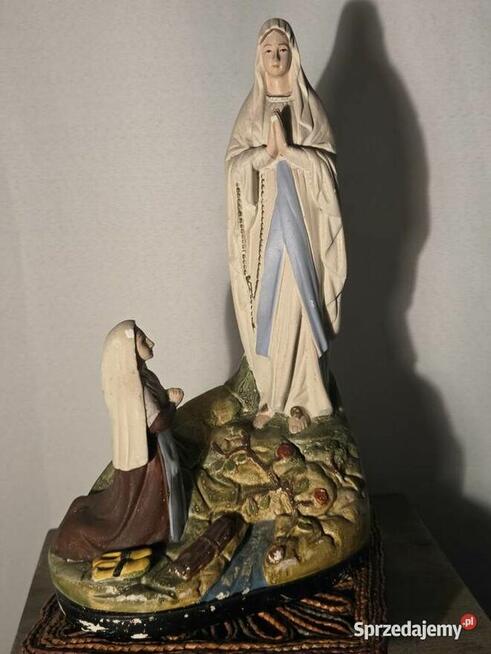 Stara figurka z gipsu Matka Boska z Bernadettą z Lourdes