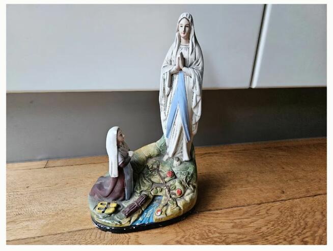 Stara figurka z gipsu Matka Boska z Bernadettą z Lourdes