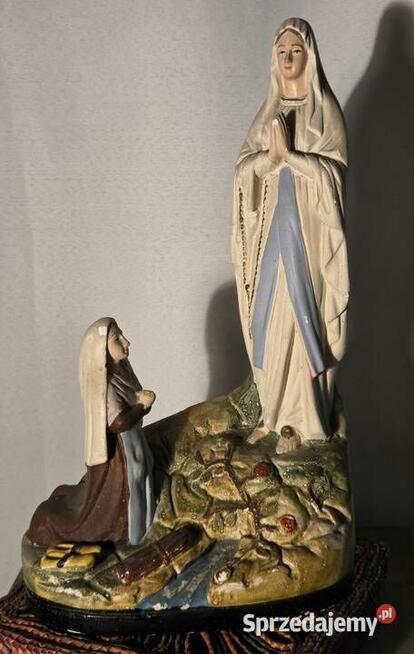 Stara figurka z gipsu Matka Boska z Bernadettą z Lourdes