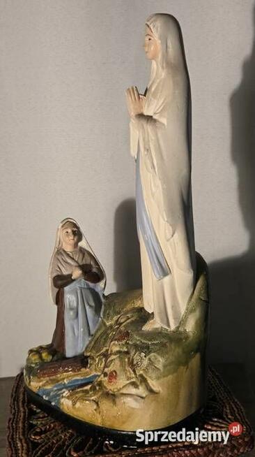 Stara figurka z gipsu Matka Boska z Bernadettą z Lourdes