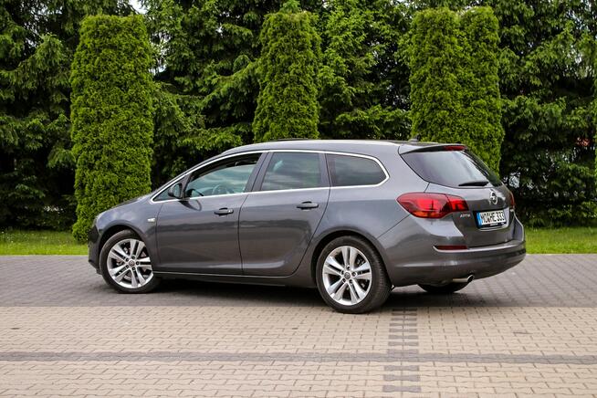 Opel Astra 180KM Szyberdach Bi-Ksenon Nawigacja Podgrzewana Kierownica Parktronik