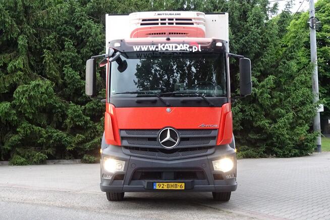 Mercedes Antos 2840 sypal. kontener chłodnia 18pal winda 3osie skrętna