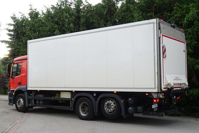 Mercedes Antos 2840 sypal. kontener chłodnia 18pal winda 3osie skrętna
