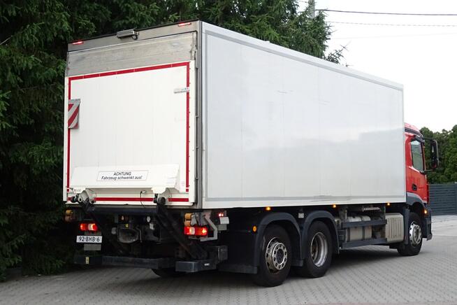 Mercedes Antos 2840 sypal. kontener chłodnia 18pal winda 3osie skrętna