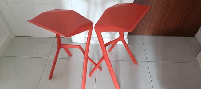 Piękne designerskie czerwone hokery barowe – komplet 2 sztuk