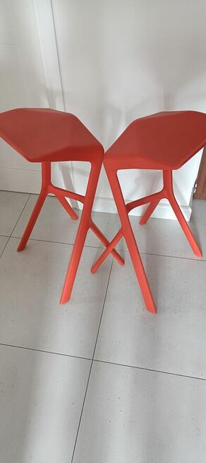Piękne designerskie czerwone hokery barowe – komplet 2 sztuk