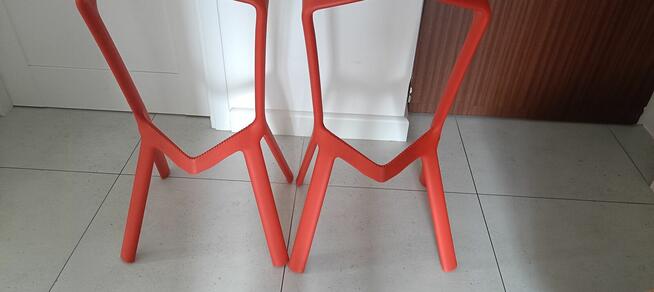 Piękne designerskie czerwone hokery barowe – komplet 2 sztuk