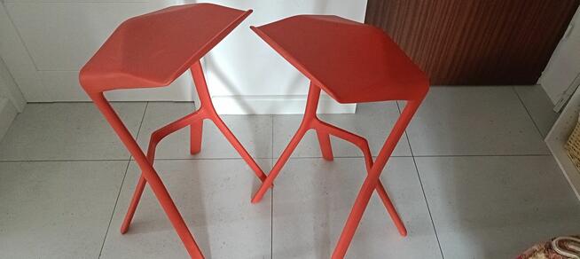 Piękne designerskie czerwone hokery barowe – komplet 2 sztuk
