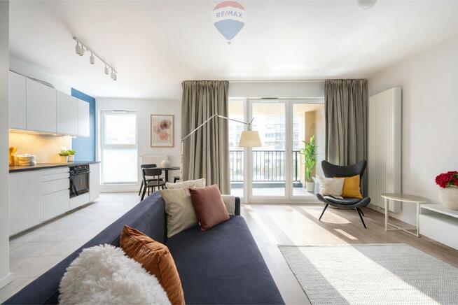 Apartamentowiec, umeblowane, okna na skwer, 2 pok.