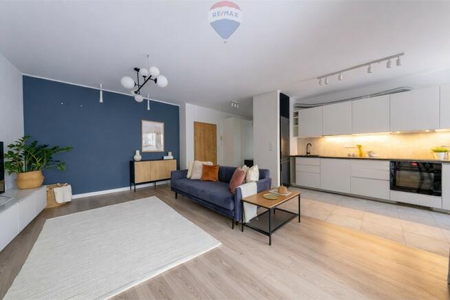 Apartamentowiec, umeblowane, okna na skwer, 2 pok.