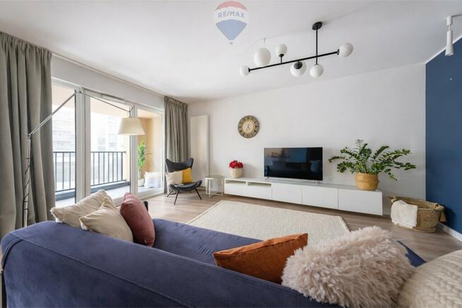 Apartamentowiec, umeblowane, okna na skwer, 2 pok.