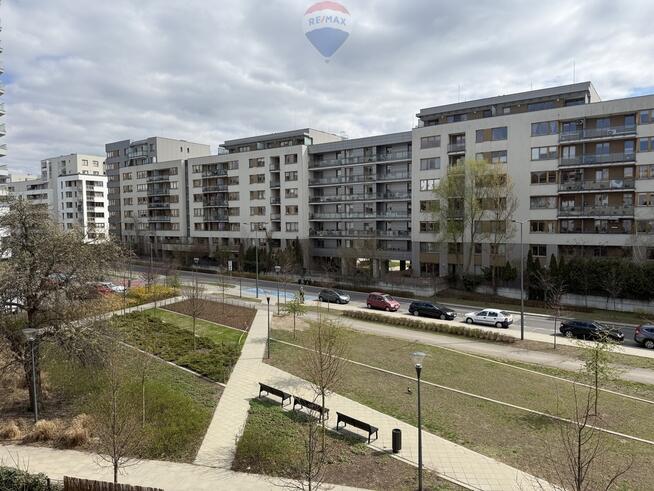 Apartamentowiec, umeblowane, okna na skwer, 2 pok.