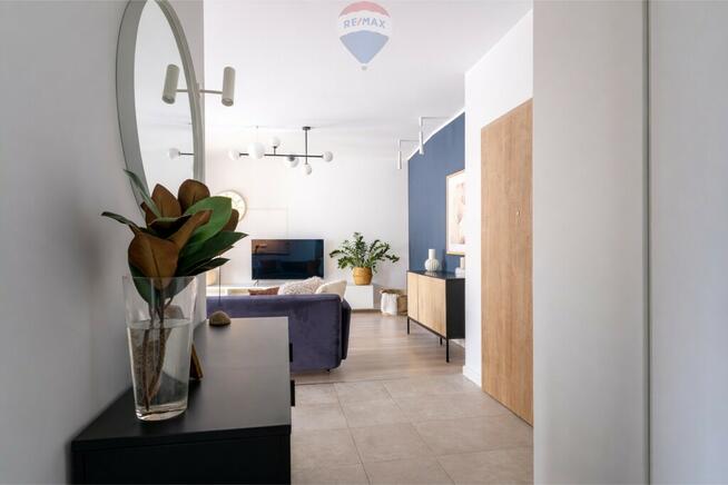 Apartamentowiec, umeblowane, okna na skwer, 2 pok.