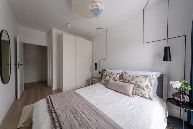 Apartamentowiec, umeblowane, okna na skwer, 2 pok.