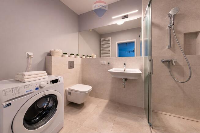 Apartamentowiec, umeblowane, okna na skwer, 2 pok.