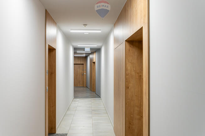 Apartamentowiec, umeblowane, okna na skwer, 2 pok.