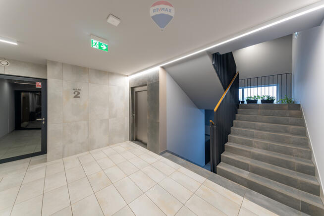 Apartamentowiec, umeblowane, okna na skwer, 2 pok.