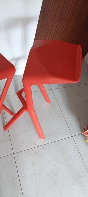 Piękne designerskie czerwone hokery barowe – komplet 2 sztuk