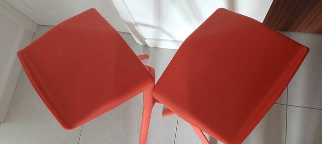 Piękne designerskie czerwone hokery barowe – komplet 2 sztuk