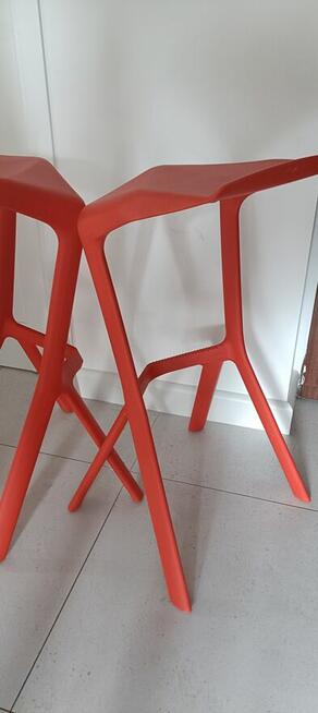 Piękne designerskie czerwone hokery barowe – komplet 2 sztuk